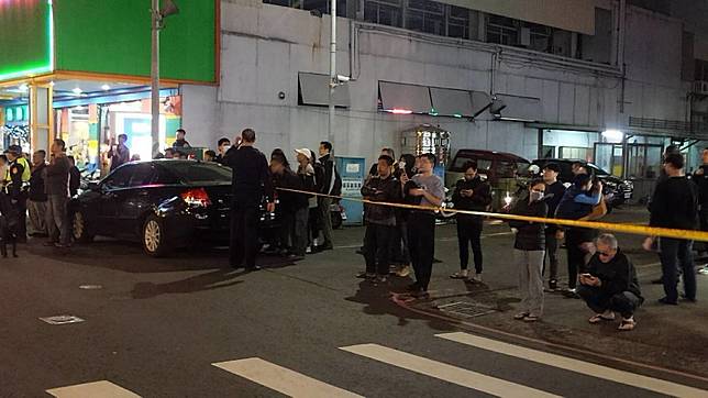 警方封路圍捕嫌犯。記者林保光／攝影