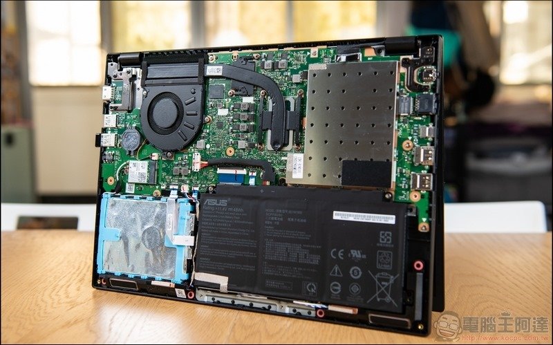 輕薄商務筆電 ASUS ExpertBook P2 (P2451) 開箱 - 18