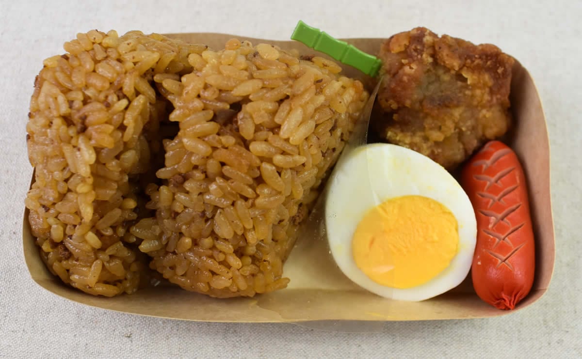 セブン 鶏めしおむすびセット 軽く食べたい日にぴったりのサイズ感が人気