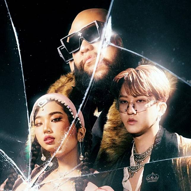 Milli mirror mirror кириллизация. Mirror Mirror Milli f.Hero. Чанбин Mirror Mirror. Милли Миррор певица. Mirror Mirror Milli, f.Hero, Changbin of Stray Kids