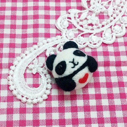 《羊毛氈》抱抱愛心熊貓 #項鍊配伸縮繩 #鑰匙扣 #‎胸針 #‎橡筋(髮飾) 直徑約2.3cm~2.6cm