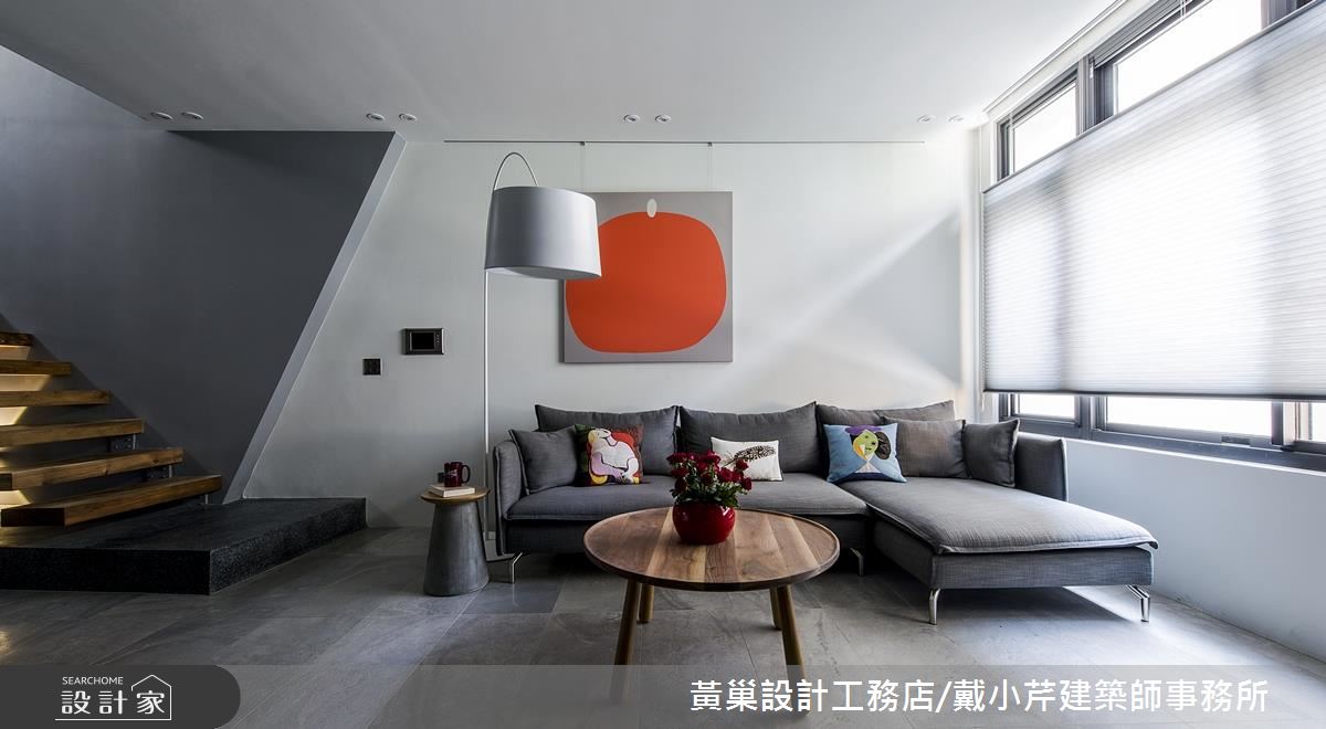 運用斜角突起與灰階色差，沉穩的灰白牆面有了簡約低調的變化，再掛上一幅色彩十分搶眼現代藝術畫作，簡約中不失亮點。