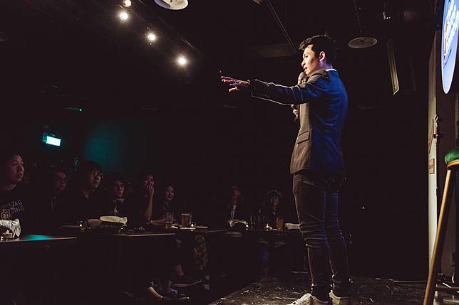 全台首家中英文脫口秀酒吧 二三喜劇俱樂部 連酒都是超有哏的台灣在地精釀啤酒 Gq Line Today