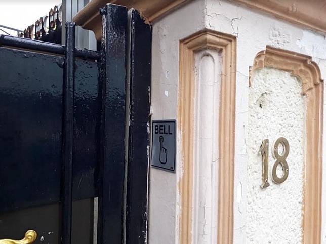 Bel rumah Elvy Sukaesih dicopot pasca penggerebekkan | Lalu/Grid.ID