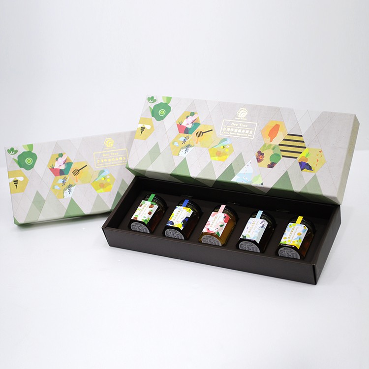 ●2017年桃園電影節－國際影人伴手禮●知名設計師何季澄－操刀主設計●內含5款台灣經典蜂蜜(依照花季有所不同，介意者請先聊聊詢問)５款台灣經典好蜜，一次珍藏擁有。台灣，豐饒且充滿活力的小島，養蜂人純樸