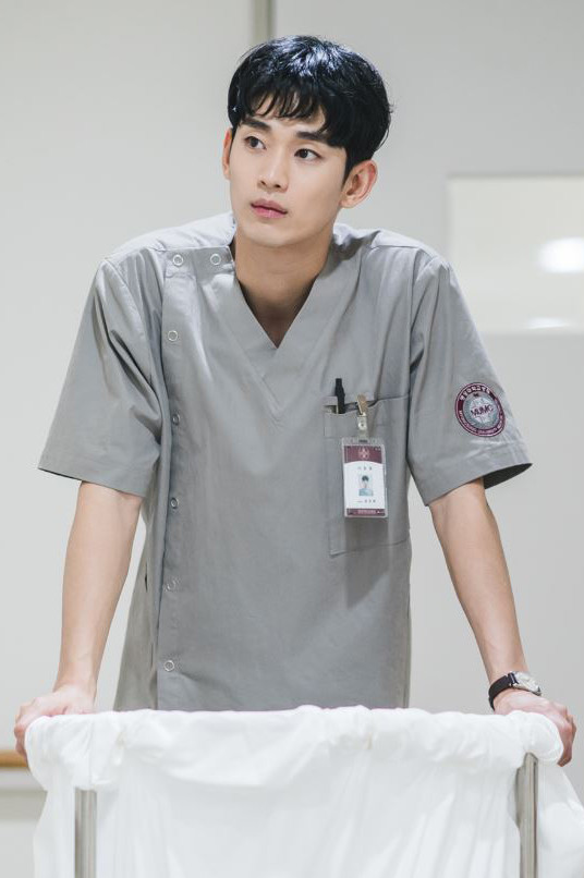 《雖然是精神病但沒關係》金秀賢演護工太帥，還有養眼腹肌，合理嗎？