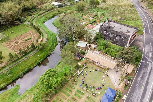 在綠意盎然的草地上重啟感官，放鬆身心。