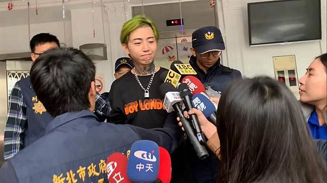 藝人謝和弦5日因持有大麻遭警方逮捕，6日上午移送地檢署時神色自若，面露微笑。（王揚傑攝）