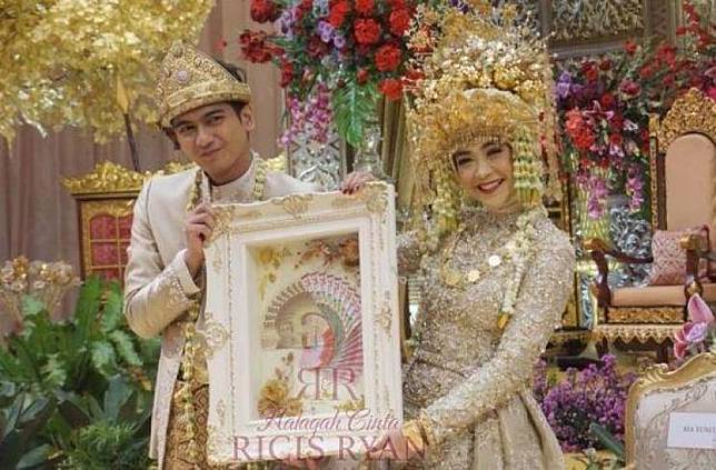 Momen akad nikah Ria Ricis. [Instagram/officialmnctv]
