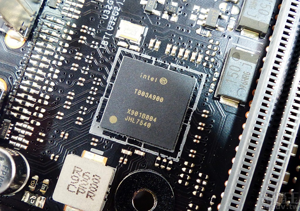 JHL7540 控制器晶片負責背板 I/O 2 埠 Thunderbolt 3 Type-C。