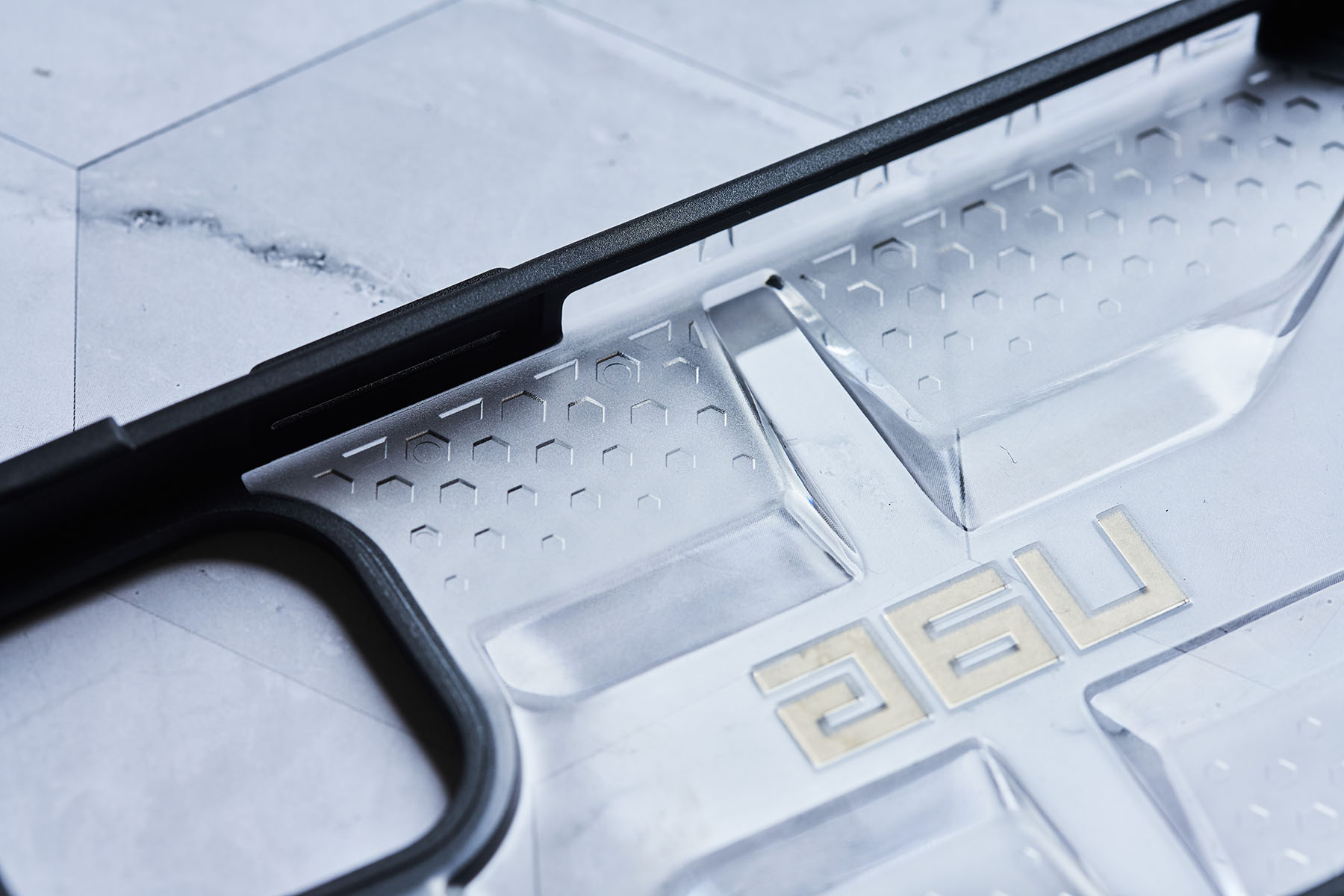 手機殼內層的透明區塊布滿了具減震效果的蜂巢點狀壓紋。