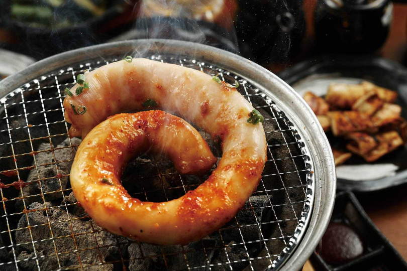 服務人員會先將一整條的「壺漬超級牛小腸」繞圈、鋪在網上烤，十分壯觀。（880元）（圖／于魯光攝）