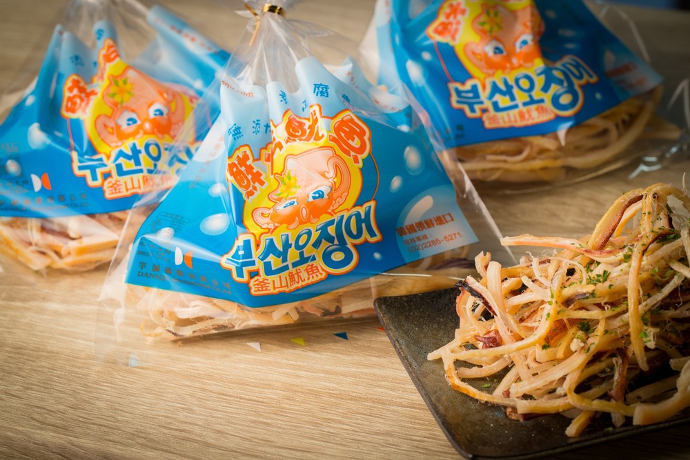 各大遊樂園國道服務區百貨賣場都能見到的韓國進口釜山鮮烤魷魚只要一吃就停不下~真的太涮嘴了啦~每一口都q彈有嚼勁多汁鮮甜就像吃到現捕的魷魚一樣不論是當下酒菜點心還是聚會小點心都會讓您吃得滿足到不行!! 