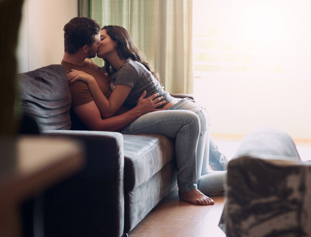 彼の手はどこにある キス中の 彼の手の位置 で分かる本命度 Ananweb