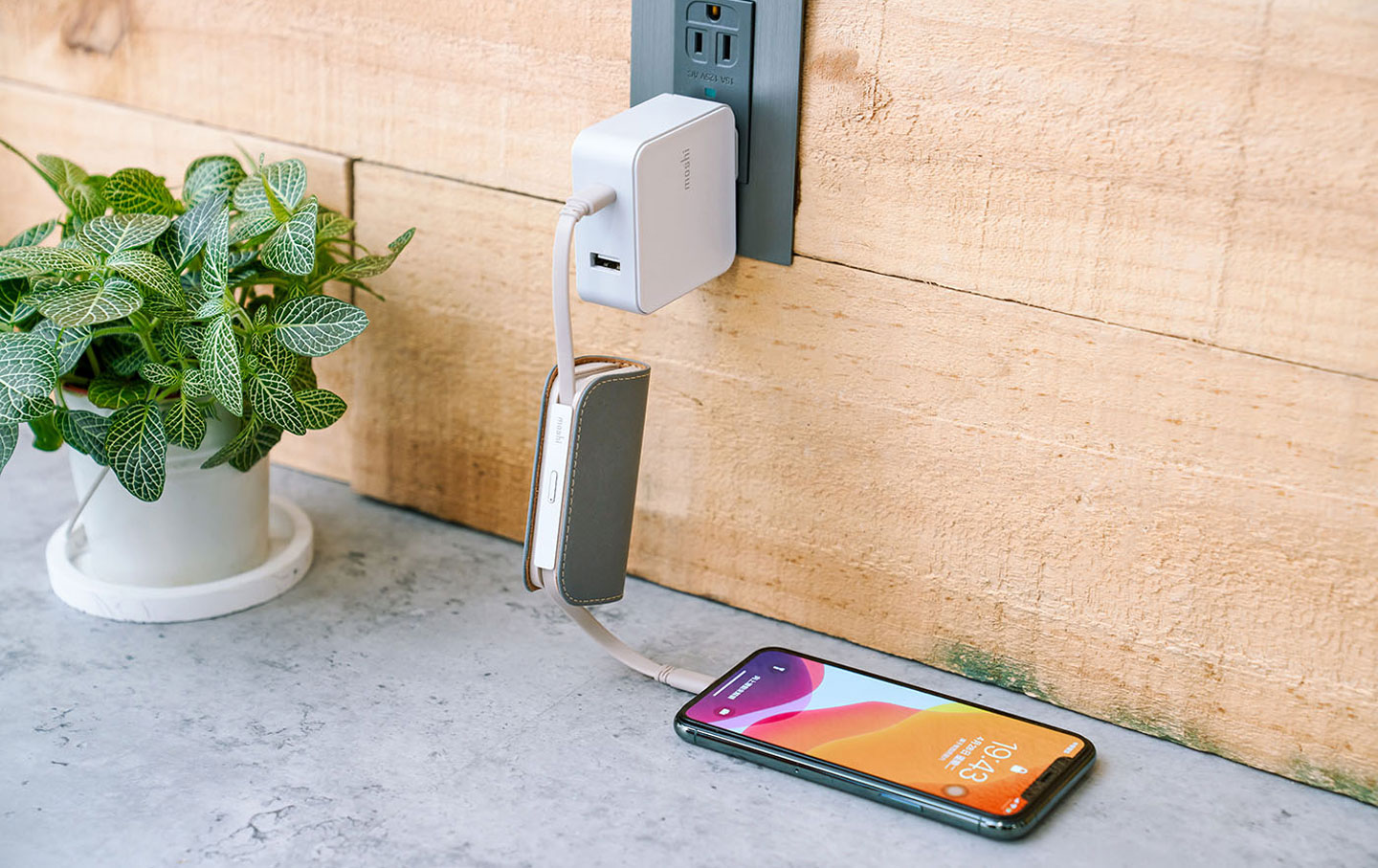 極度輕巧、自帶充電線的 moshi IonGo 5K 系列～不僅隨身攜帶無負擔，更是重度使用者的電力救星！