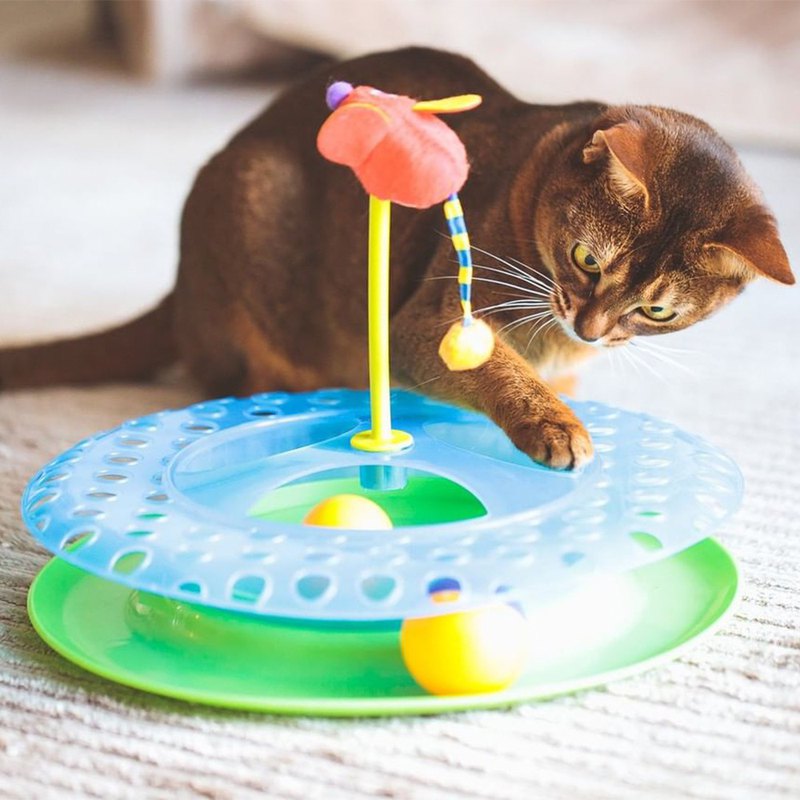 ★美國雜誌票選，蟬連最佳貓咪玩具年度冠軍 ! ★旋轉滾動的彩球，激起貓咪撈抓、拍打的慾望 ★可從側邊和上方撈抓，豐富貓咪玩耍的樂趣 ★老鼠玩偶散發貓草的香味，保持貓咪玩樂的興趣 ★適合單隻或多隻貓咪一