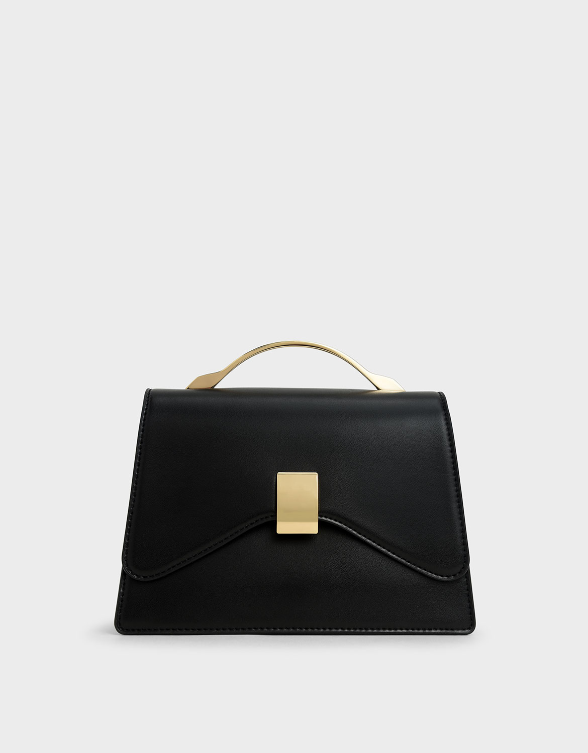 倒Ｖ剪裁與金屬手提把讓它更加精緻時髦，既簡約又現代的完美造型，加上玲瓏優雅的尺寸和永遠不敗的黑色皮面，完全是集美貌與實用於一身！耐看到不行的包款讓人直盯著它一整天也不會膩。