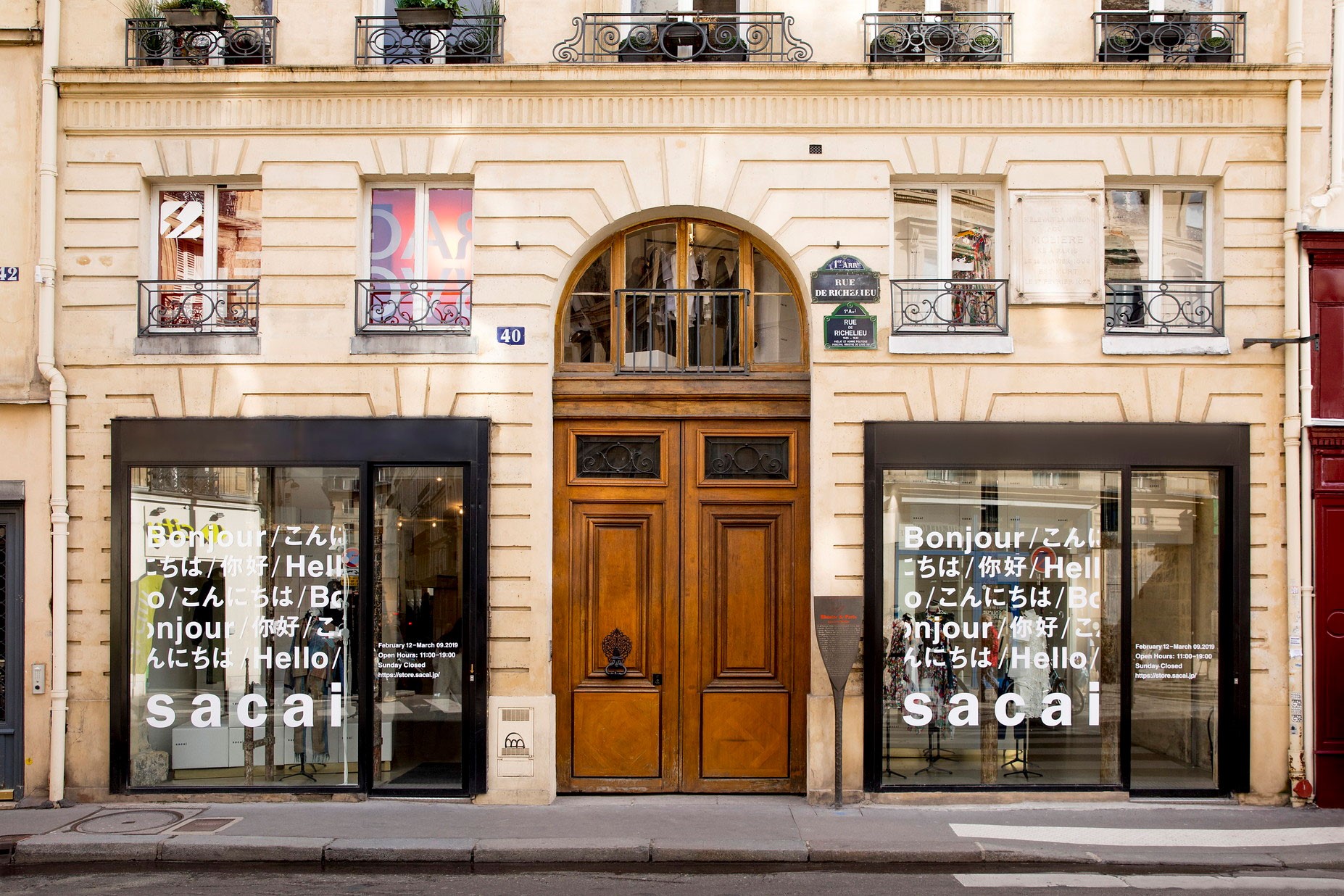 日本時裝品牌 Sacai 展開全球巡迴快閃店「Hello sacai」，首站巴黎登場！