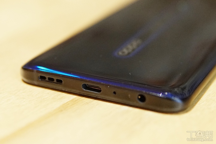 底部有 Type-C 連接埠（支援 OTG）、3.5mm 耳機孔、揚聲器。