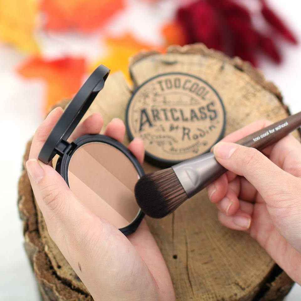 too cool for school 美術課三色修容餅，NT800