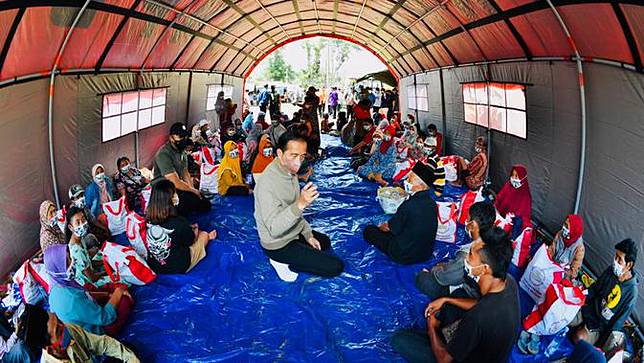 Presiden Joko Widodo atau Jokowi mengunjungi lokasi pengungsian erupsi Gunung Semeru di Desa Sumberluwuh Kabupaten Lumajang Jawa Timur, Selasa (7/12/2021).