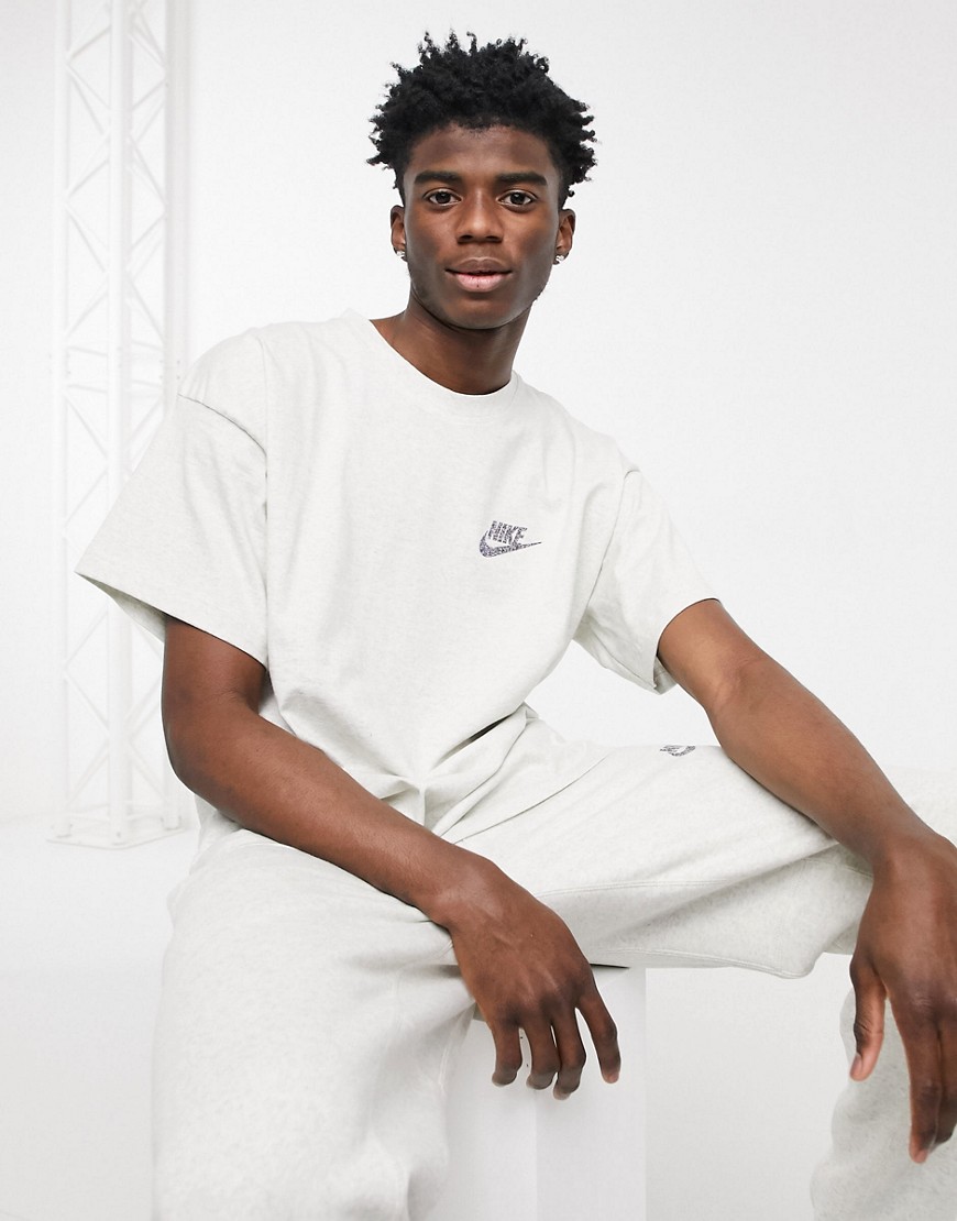 T-shirt by Nike This item is excluded from promo Crew neck Drop shoulders Nike logo to chest Relaxed