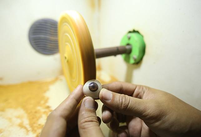 Rizwan Ilyasin, seorang Okularis atau pembuat bola mata palsu, saat membuat bola mata palsu di Ciputat, Tangerang Selatan, Banten, Rabu (10/01/2018). Bola mata palsu yang berbahan baku akrilik ini diperuntukan untuk penyandang tunanetra yang berfungsi mencegah jatuhnya kelopak mata serta menjaga agar air mata dan kotoran dapat mengalir kesalurannya. Harga satu bola mata mencapai Rp7 juta.. (KOMPAS.com / ANDREAS LUKAS ALTOBELI)