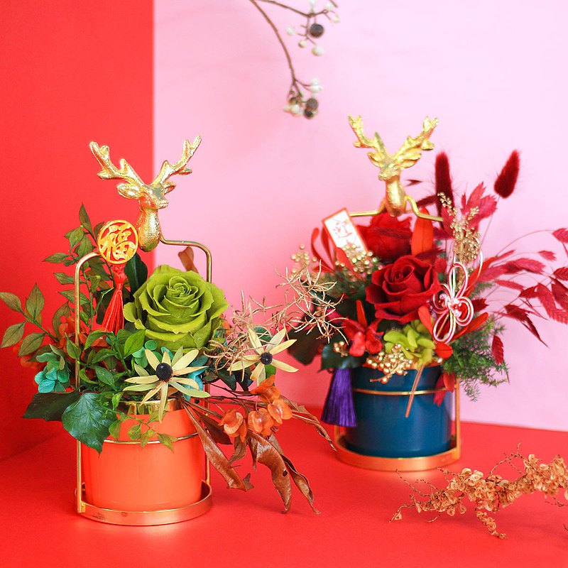 透過不凋花和乾燥花的搭配在手作體驗的過程中，由老師引領你進入花藝設計的領域，不用受限於團體班的教學，只要一個人就可以來體驗學習，讓你創造獨一無二的專屬。更是會讓人療癒的小物。