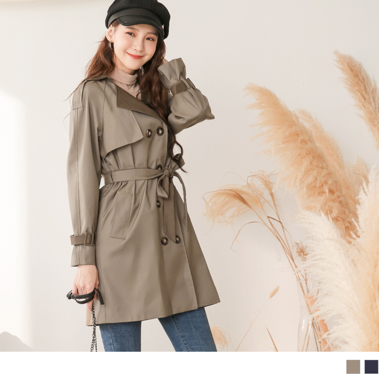 選用較立挺的材質，給予氣勢造型感。 風衣元素肩章、擋片、雙排釦、修身綁帶設計， 讓整體穿搭更顯率性俐落知性氣息； 翻領、袖絆、腰帶配色細節， 豐富視覺整體型質感更加分！ 此款2色風衣外套，適合優雅OL