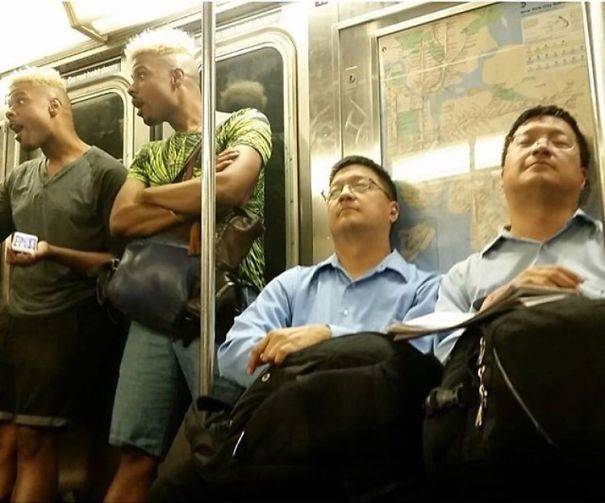 18 Momen 'Kebetulan Kembar' Itu Ada di Mana-mana, Pernah Ngalamin?