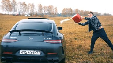 車迷慎入！俄羅斯超狂男子親手燒毀賓士 AMG GT 63 S，500 萬跑車當場變破銅爛鐵