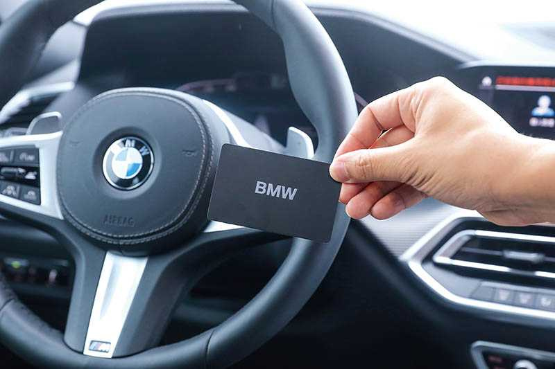 採用Comfort Access免鑰匙系統，讓車鑰匙變身為卡片，甚至能將手機設定為鑰匙。（圖／王永泰攝）