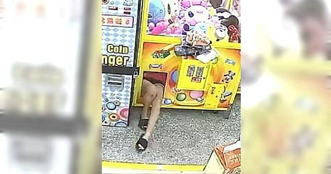 真理褲辣妹狂鑽洞　到了警局秒腿軟