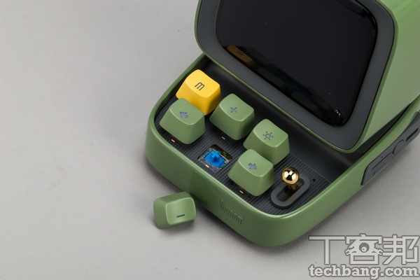 機械按鍵 仿照80年代電腦的按鍵設計，故搭載了機械式鍵盤作為播放控制鍵。