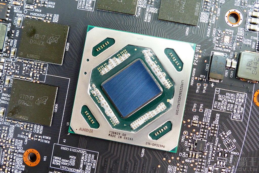 AMD Radeon RX 5500 XT 顯示繪圖晶片，7nm 製程讓 64 億個電晶體塞入 158mm2 面積之中。