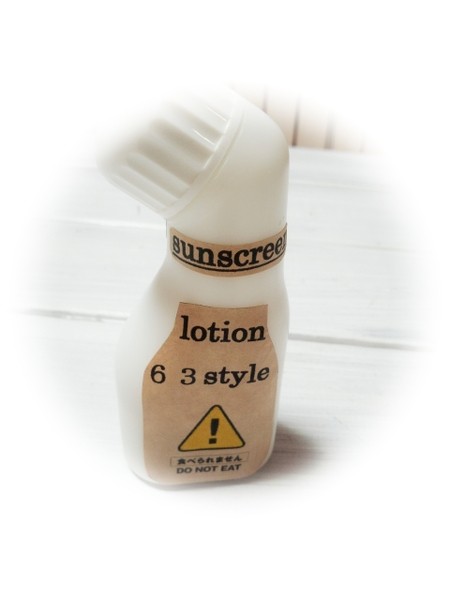 容器を変えるだけ 手を汚さず日焼け止めをぬる便利な方法