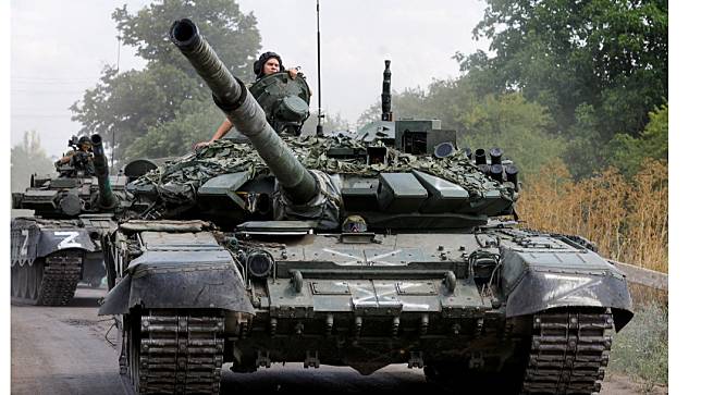 親俄烏克蘭民兵在俄烏戰爭爆發初期駕駛坦克在頓內次克街頭。路透社資料照片