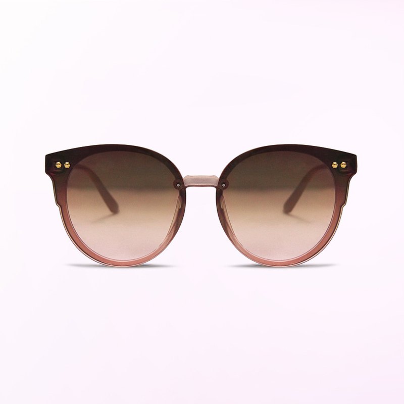 復古波士頓鏡框設計，搭配漸層麥穗棕色鏡面，設計優雅而精緻。 抗UV400有效降低強光，時尚又吸睛，附贈精美普魯士藍皮格紋手工禮盒、眼鏡收納袋、拭淨布，與眼鏡防塵袋，適合送禮。