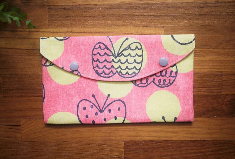 可以收納包包裡的各式小物品，可以裝好每個月都需要用到的衛生用品， 也可以成為使用中的口罩的暫時收納小包哦! 照片為大型收納包，另提供訂製同款小收納包之服務!