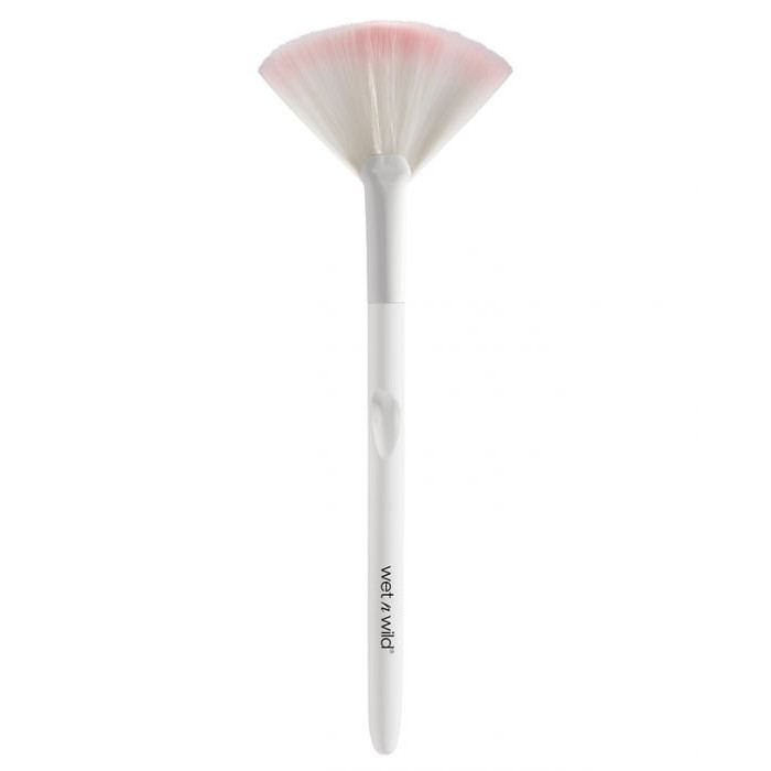 【商品特色】Wet n wild Fan Brush 原廠型號#C791A用於粉末的輕微噴粉應用或是作為清除工具，去除多餘的粉末。專門設計的刷毛和符合人體工程學的手柄可適用乾粉狀，輕刷全臉去除多餘粉末