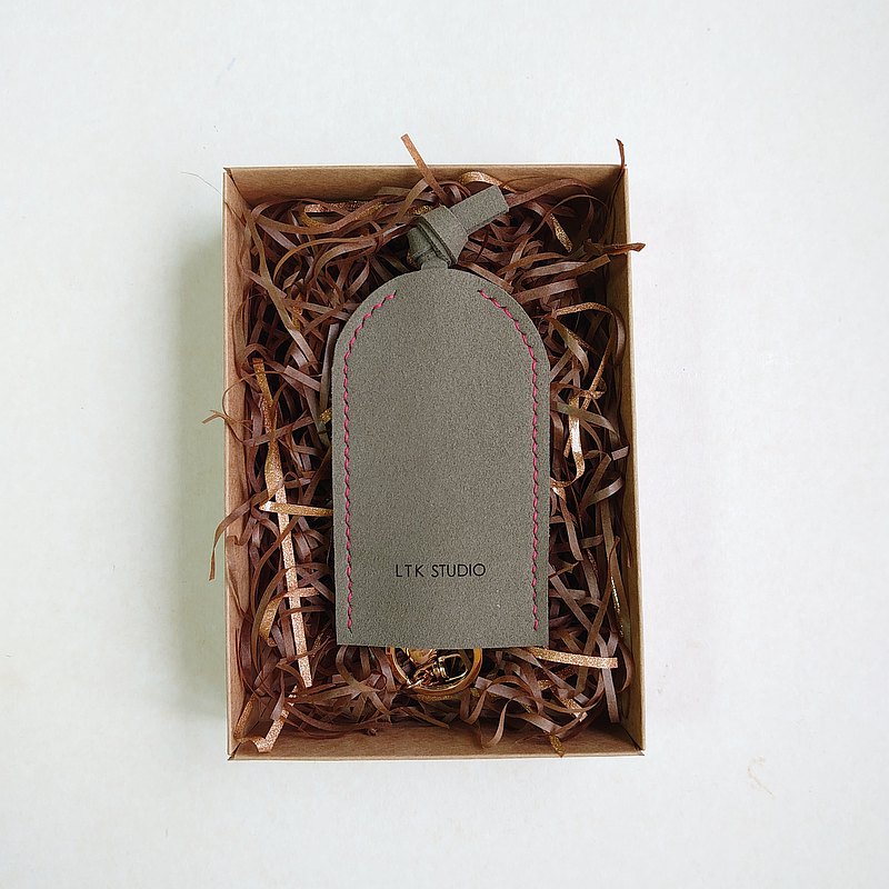 ◆ 【預購】聖誕節禮盒，送給最珍貴的你 ◆ 使用台灣生產、不含動物纖維的環保素皮革 ◆ 設計師原創設計，手工製版、打洞、縫製 ◆ 此商品為1入禮盒，2~4入禮盒可至設計館挑選，價格更優惠 ◆ 客製化挑