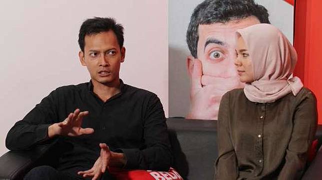 Pemain Film Ayat-Ayat Cinta 2 Fedi Nuril bersama Dewi Sandra mendatangi kantor suara.com, di Jakarta, Jumat (8/12)