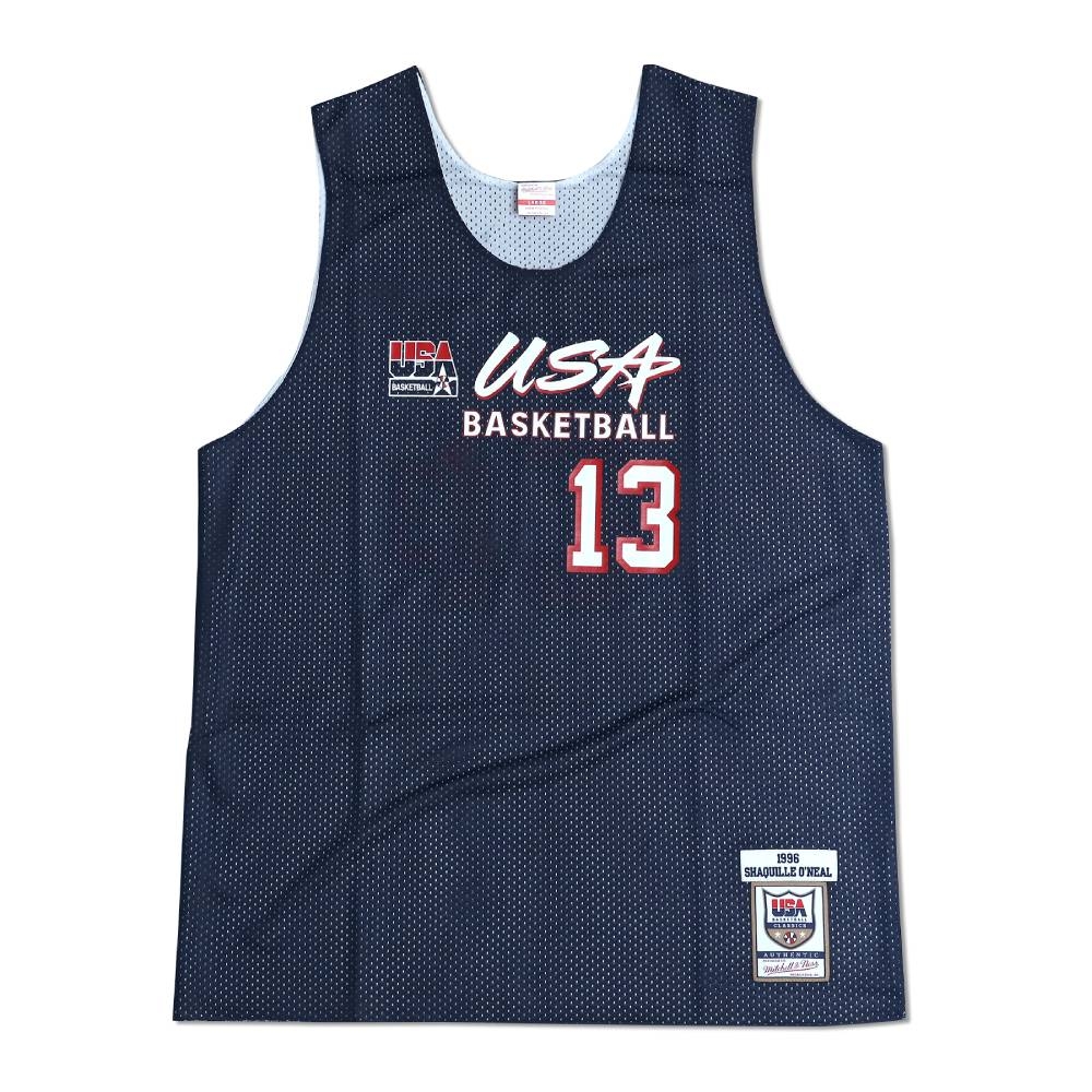 1996DreamTeam第二波上市，雙面球衣系列經典復刻，回憶呈現當年1996年亞特蘭大奧運的籃球風采，樹立起世界籃球的歷史標竿。雙面球衣，深藍、白色兩面皆可穿著。燙印字體。右下方美國國家籃球隊專屬