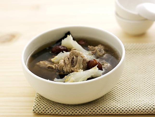 ▲杜仲蹄筋排骨湯，用中藥來調理換季的身心（圖/奧丁丁市集）