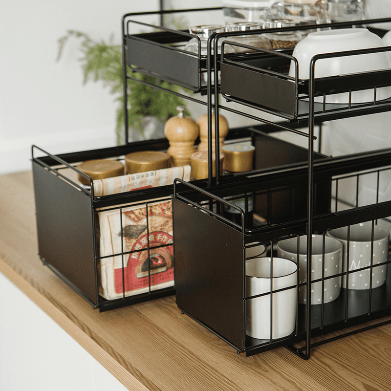 日式廚衛兩用雙抽收納架，滾輪式雙層抽屜設計，好推拉，大容量空間，物品分層收納，整齊不凌亂，側邊簍空，透氣通風不易發霉，底部附防滑腳墊，安全穩固，廚房、衛浴收納必備，小款、大款，黑色、白色任選。