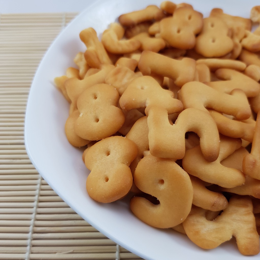 #數字餅乾 #飛機餅乾 ，以鹽、 糖、牛奶、麵粉製成數字形狀，淡淡的奶香，鹹鹹油油的口感，簡單鹹香誘人的味蕾卻容易讓人上癮，可說是大朋友小朋友都愛的國民餅乾， #旅遊 出門必備的口糧。在餅乾的花花世界