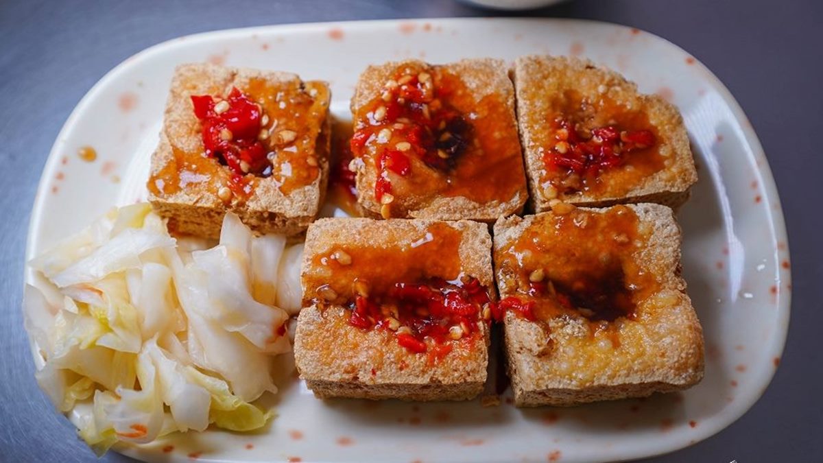 免費紅茶、熱湯無限喝！台中人激推６家臭豆腐：50年老店、爆量泡菜堆成山