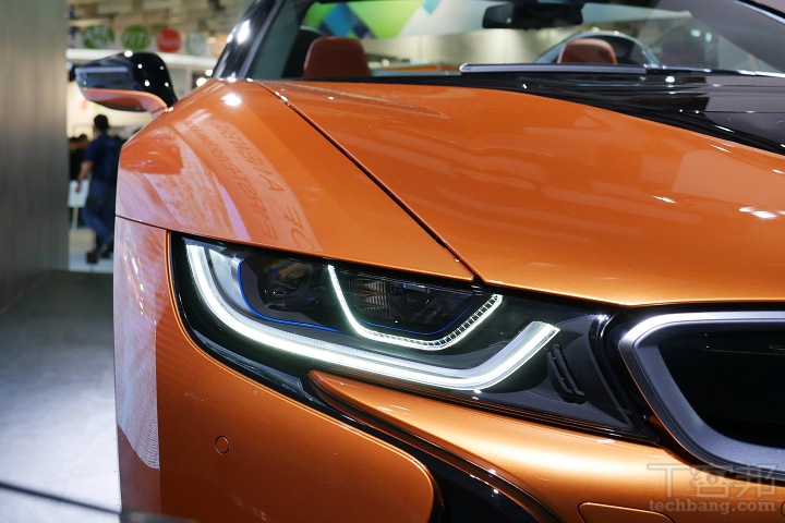 BMW i8 Roadster油電跑車現身Computex世貿三館，售價台幣1,068萬元的神車 多圖動眼看！