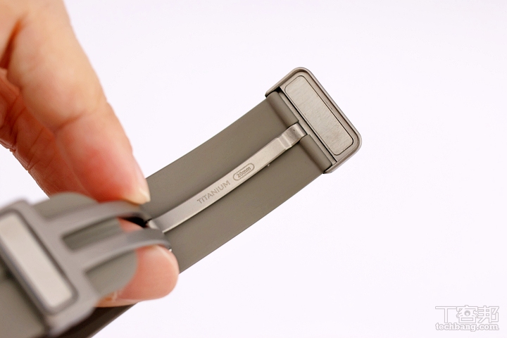 Watch 5 Pro 採用 D 型磁扣運動錶帶。