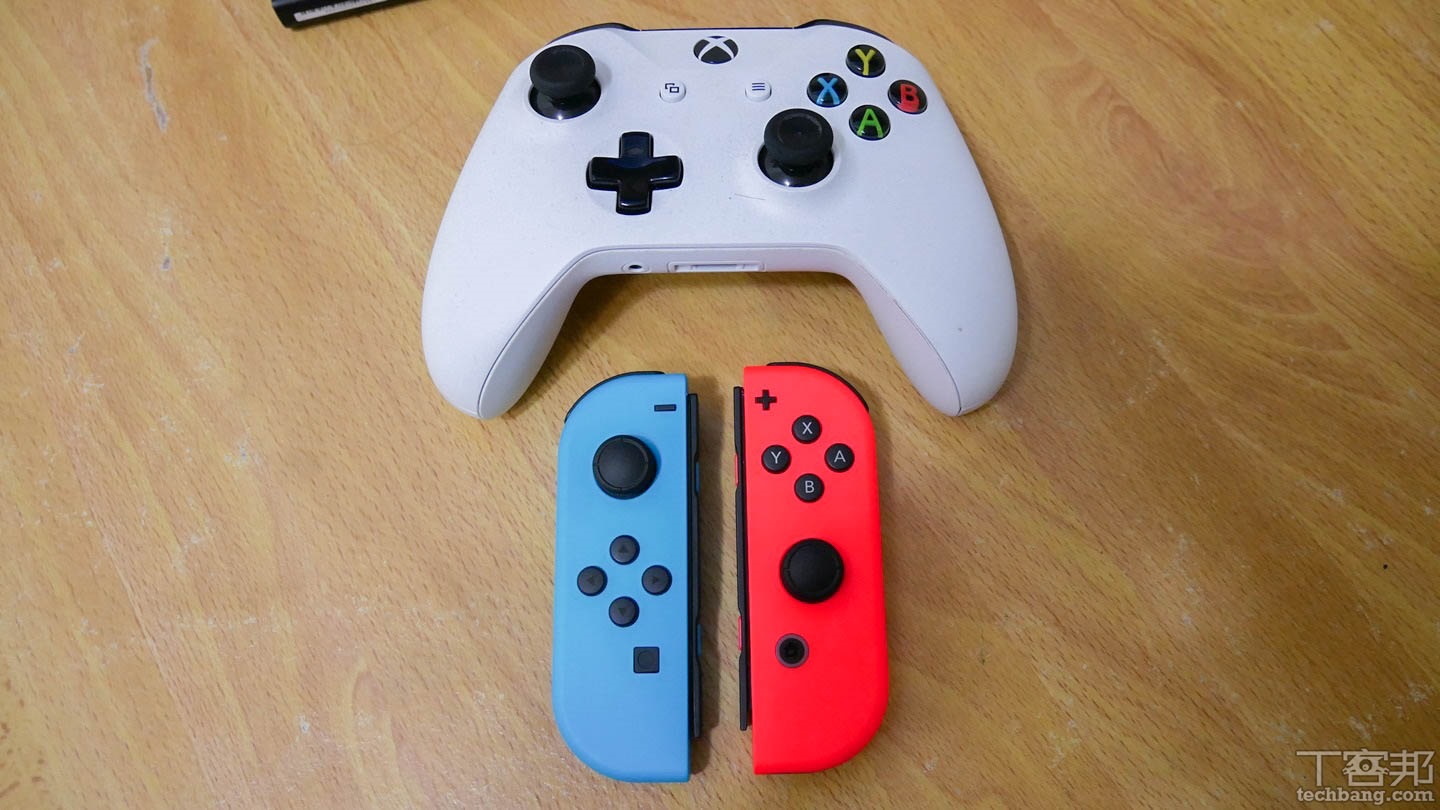 Joy-Con 把手和 Xbox One 搖桿相比，體積小很多，不過按鍵之間的空間也會比較小。